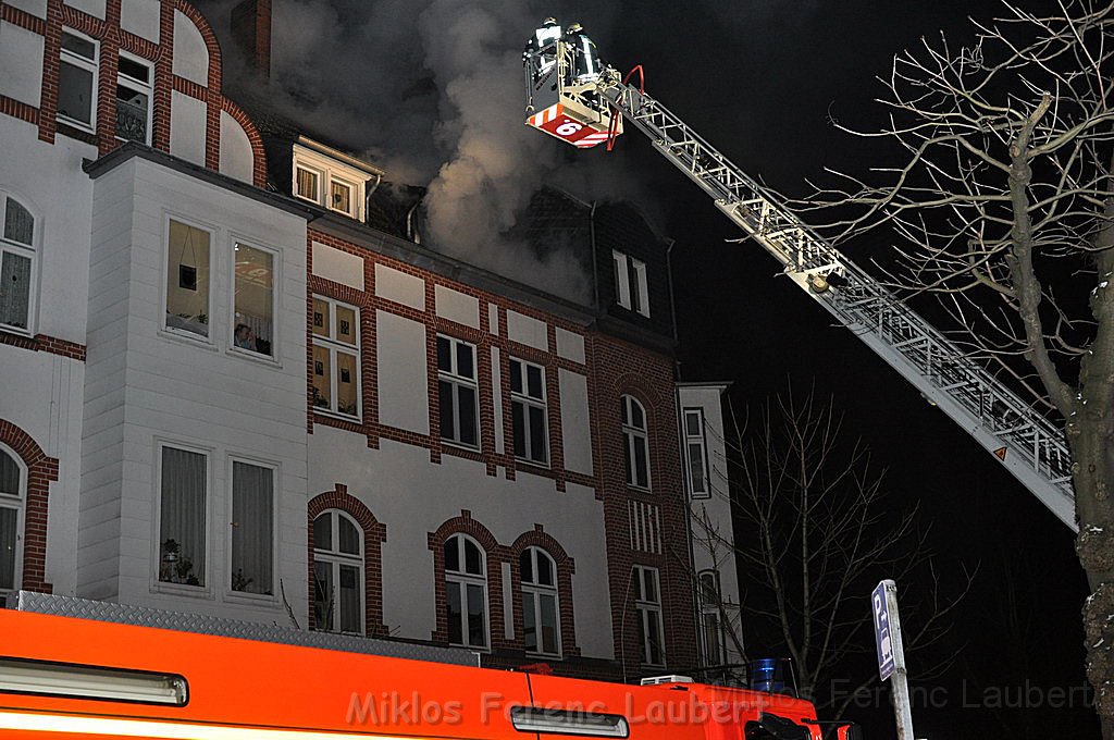 Feuer 3 Dachstuhlbrand Koeln Muelheim Gluecksburgstr P007.JPG